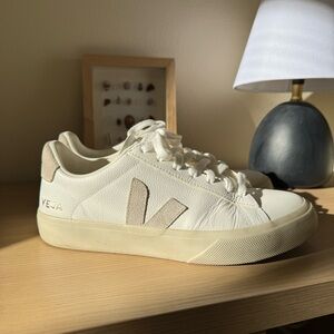 Veja Campo in White/Natural